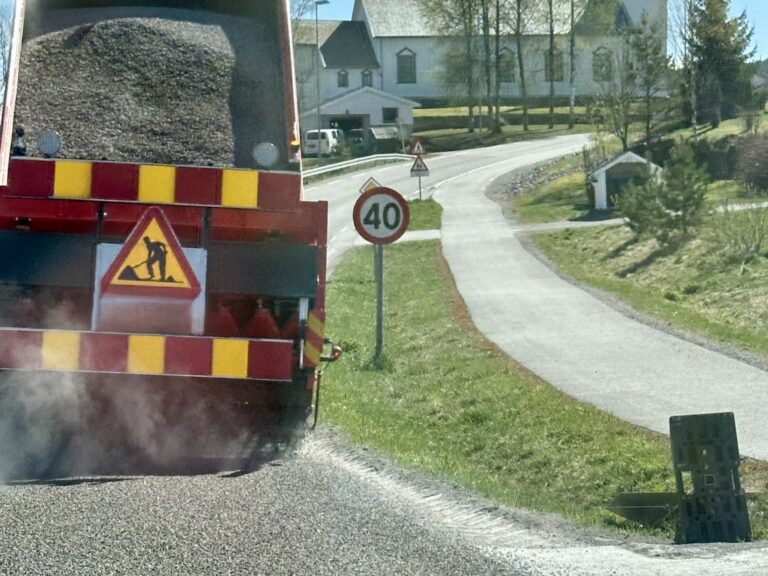 Det som kan se ut som grus er ikke det. Massen som fylles på fylkesveg 202 gjennom Austmarka skal bidra tll en sterkere overflate og hindre vanninntrengning.