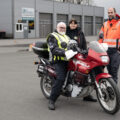 FØRERKURS FOR MC-FØRERE: Lars Andreassen (76) fra Eidskog frisker opp gamle ferdigheter. På sykkelen Lars Andreassen, bak Anne Berit Ekåsen fra NAF og instruktør Lars Høgåsen.