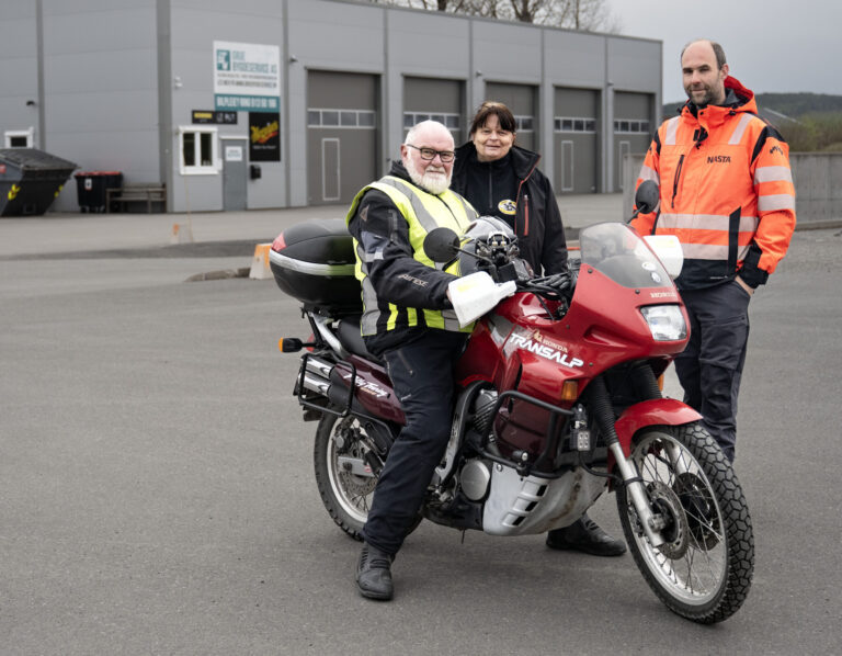 FØRERKURS FOR MC-FØRERE: Lars Andreassen (76) fra Eidskog frisker opp gamle ferdigheter. På sykkelen Lars Andreassen, bak Anne Berit Ekåsen fra NAF og instruktør Lars Høgåsen.