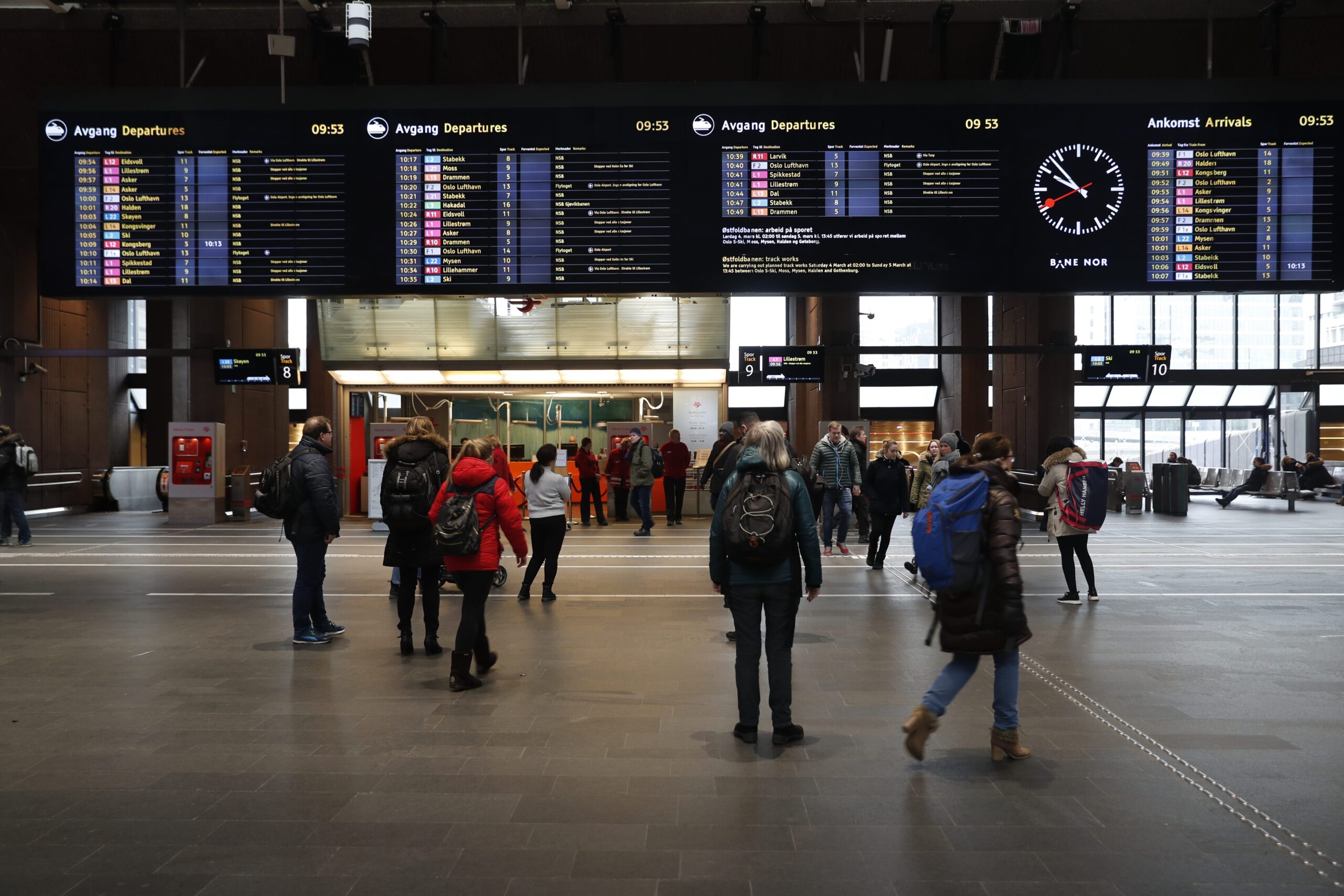 Oslo Sentralstasjon har stengt for togtrafikk lørdag.