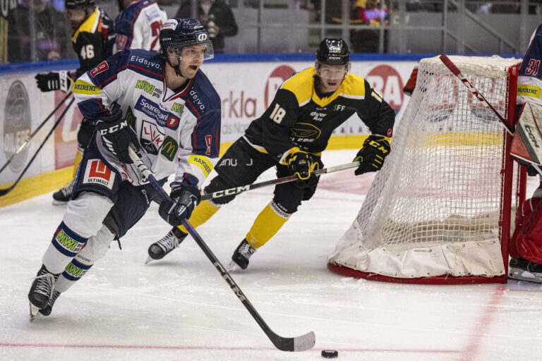 Christoffer Berger (t.v.) er klar for KIL ishockey. Spilleren kommer med erfaring fra en rekke klubber på øverste nivå i Norge. Her fra 2024 hvor han spilte for Lillehammer.