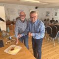 Martin Sunde Almqvist (t.v) takket for seg etter seks år som leder av DES-klubben, Han markerte klubbens 40 årslag med å dele jubileumskake med den påtroppende lederen, Sjur Strand.