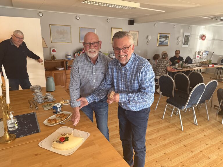Martin Sunde Almqvist (t.v) takket for seg etter seks år som leder av DES-klubben, Han markerte klubbens 40 årslag med å dele jubileumskake med den påtroppende lederen, Sjur Strand.