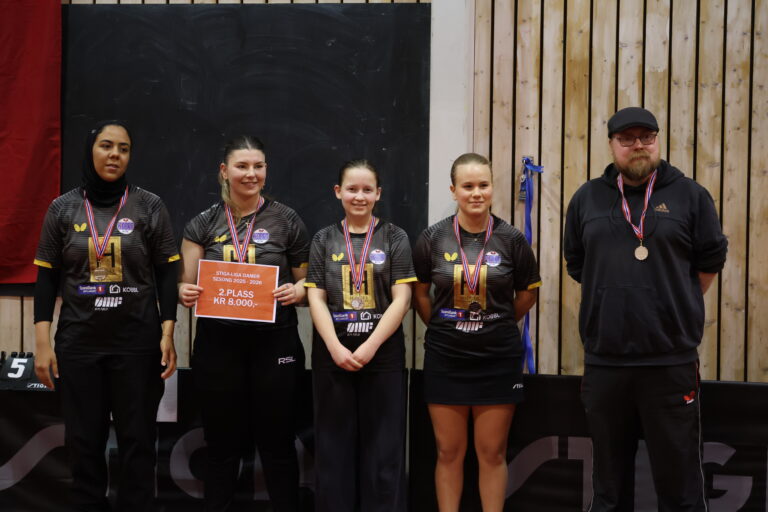 KOBRA sitt lag vant sølv i Final 4 på hjemmebane i Kongsvinger søndag. Spillerne Mariam Hussein, Kristina Pirtskhalava, Christine Nordahl og Maja Pettersen Kvinge med lagleder Kristoffer Nilsen.