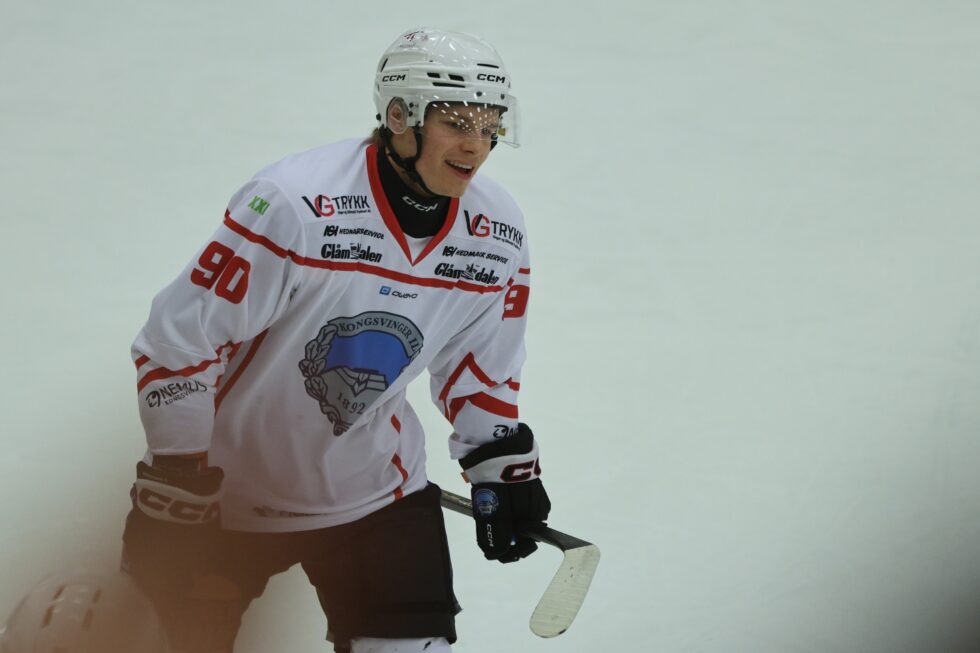 Kongsvinger-gutten Christian Johansen blir ikke med KIL ishockey neste sesong. Her fra da han scoret mot Rosenborg i nedrykkskvalifiseringen.