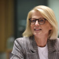 Sveriges finansminister Elisabeth Svantesson legger onsdag fram en krisepakke mot høye energipriser.