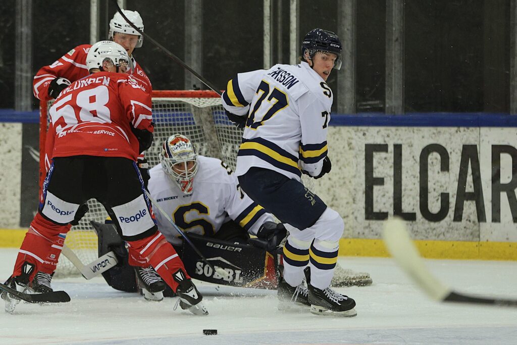 Vilgot Eriksson (t.h.) er klar for KIL ishockey.