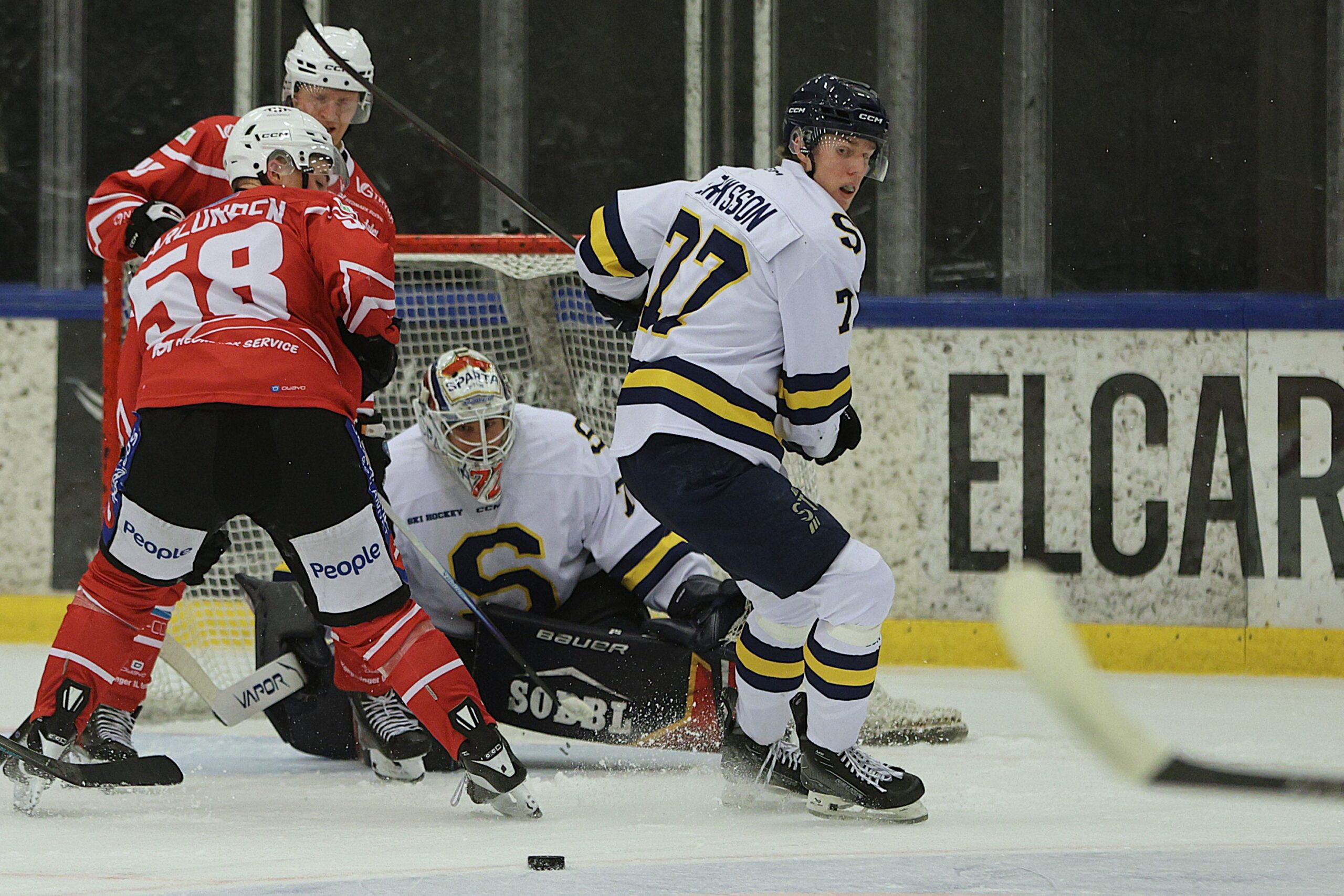 Vilgot Eriksson (t.h.) er klar for KIL ishockey.