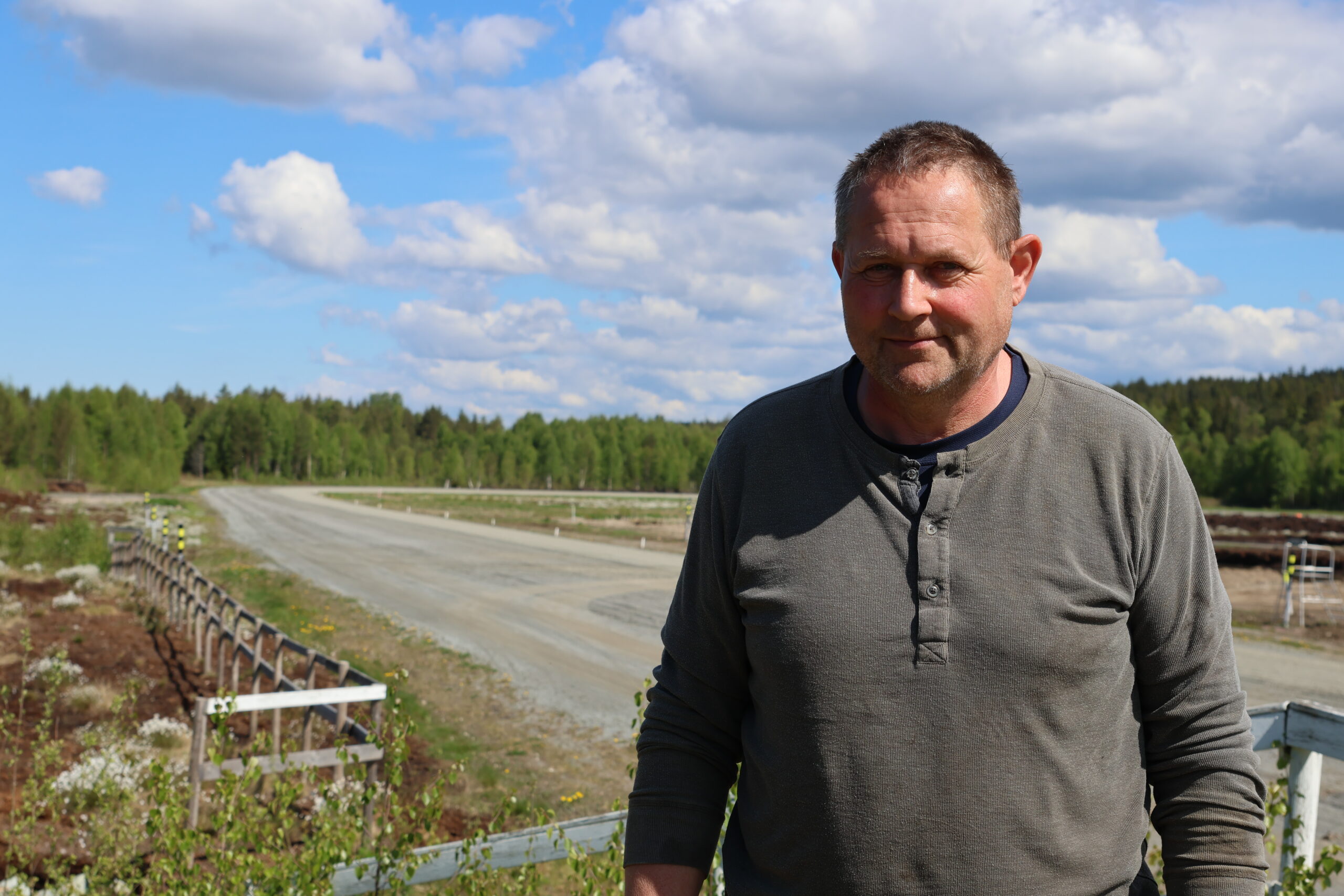 Severin Aarskog, leder i Kongsvinger og Brandval Travlag håper på godt med publikum på Hov travbane andre pinsedag.