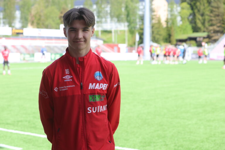 Markus Flores må følge lagets treninger fra sidelinjen en stund fremover.