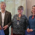 Håvard Gimse og Berit Billingsø ble tirsdag kveld tildelt Paul Harris prisen av Vinger Rotary Klubb. Utdelingen stod klubbens presiden Brit Helen Tørrisen ( i midten) for.