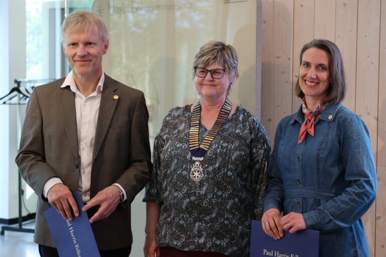 Håvard Gimse og Berit Billingsø ble tirsdag kveld tildelt Paul Harris prisen av Vinger Rotary Klubb. Utdelingen stod klubbens presiden Brit Helen Tørrisen ( i midten) for.