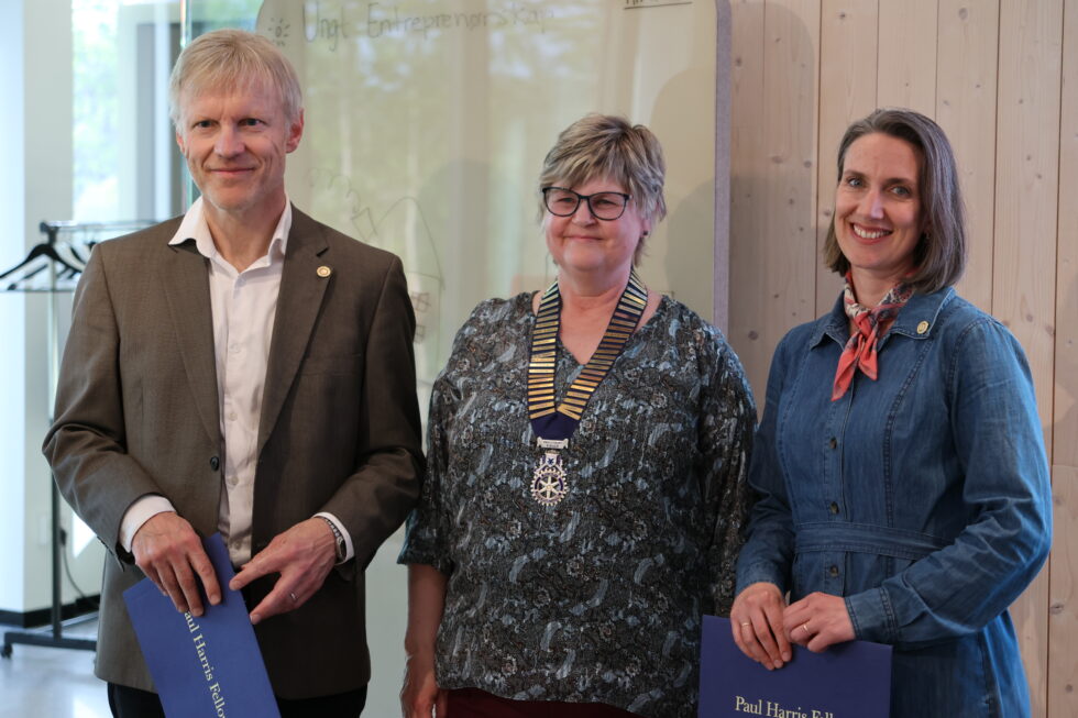 Håvard Gimse og Berit Billingsø ble tirsdag kveld tildelt Paul Harris prisen av Vinger Rotary Klubb. Utdelingen stod klubbens presiden Brit Helen Tørrisen ( i midten) for.