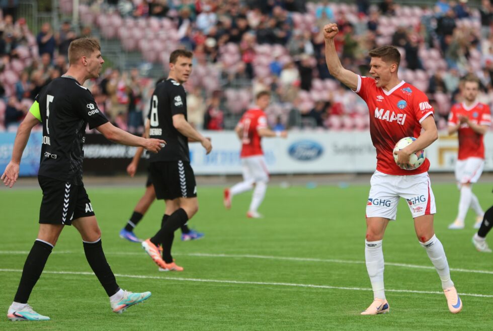 Fredrik Juel Christensen scoret sitt første mål i KIL-drakta. Den feiret han rett foran Odd-spillerne.