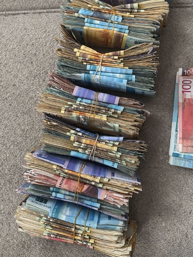 Politiet har beslaglagt over en million kroner i kontanter.