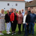 Kamilla Thue, leder for ARKO og ordfører i EIdskog (f.v.), Linda Johansson, opposisjonsråd i Sunne, Odd Kjetil Østvand Sløtte, ordfører i Nord-Odal, Elin Såheim Bjørkli, ordfører i Kongsvinger, Gunn Anita Fjutmoen, varaordfører i Sør-Odal, Rune Grenberg, ordfører i Grue, Hanna Andersson, kommunalråd i Eda, Peter Jonsson, kommunalråd Torsby og Einar Toverud, ordfører i Åsnes kommune signerte dokumentene på historisk grunn på Kongsvinger festning.