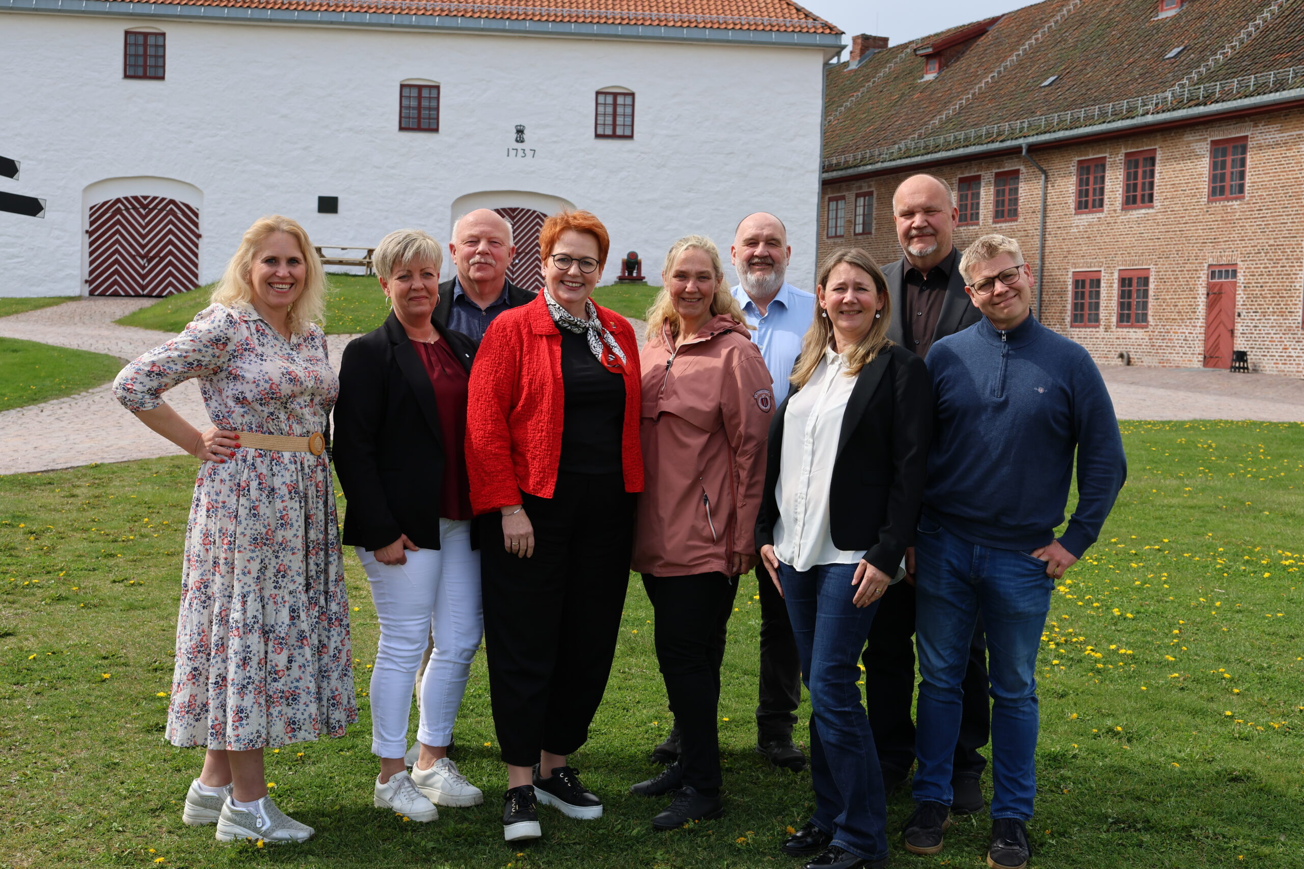 Kamilla Thue, leder for ARKO og ordfører i EIdskog (f.v.), Linda Johansson, opposisjonsråd i Sunne, Odd Kjetil Østvand Sløtte, ordfører i Nord-Odal, Elin Såheim Bjørkli, ordfører i Kongsvinger, Gunn Anita Fjutmoen, varaordfører i Sør-Odal, Rune Grenberg, ordfører i Grue, Hanna Andersson, kommunalråd i Eda, Peter Jonsson, kommunalråd Torsby og Einar Toverud, ordfører i Åsnes kommune signerte dokumentene på historisk grunn på Kongsvinger festning.