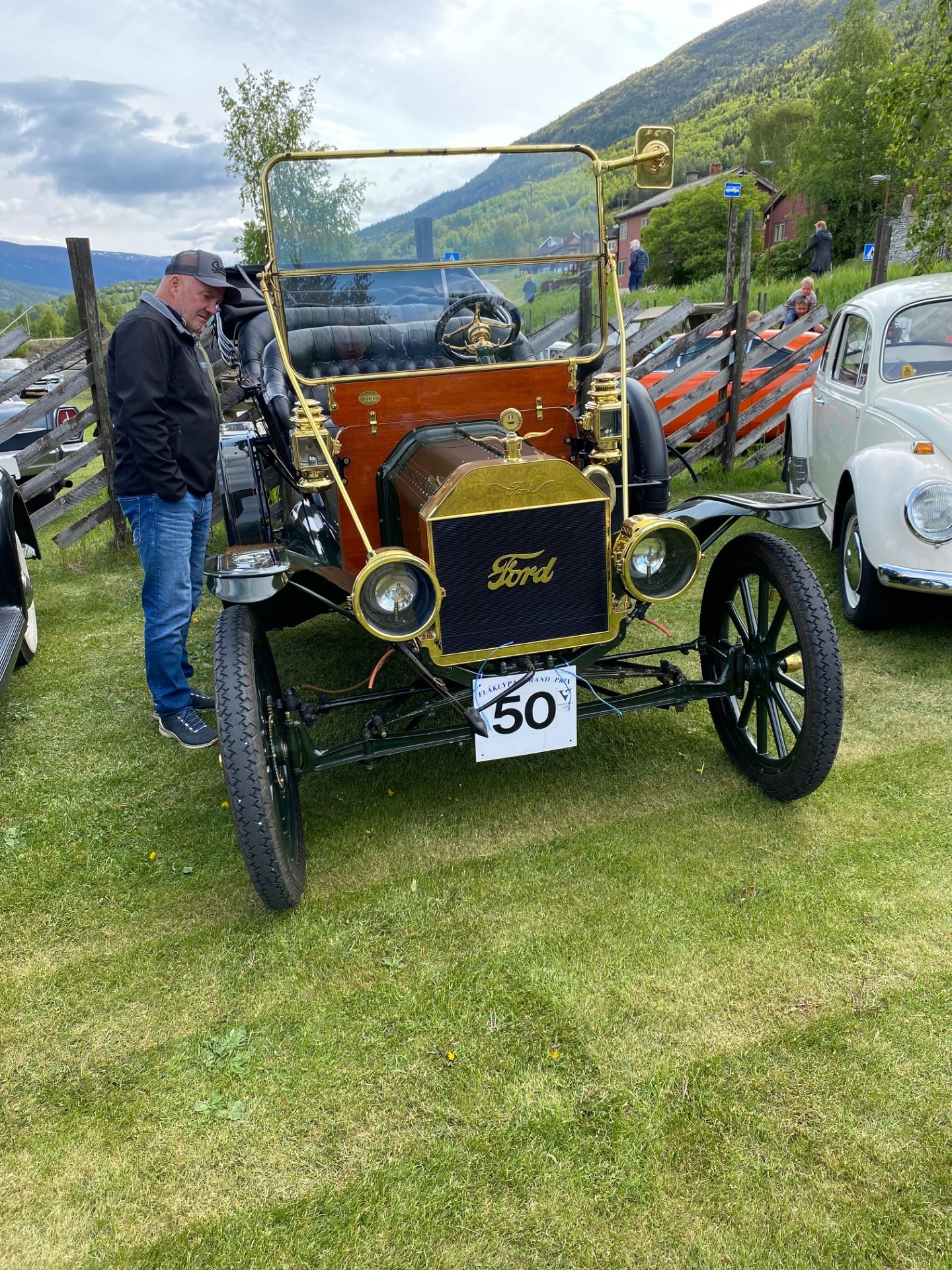 En gammel Ford beundres i vakker natur.