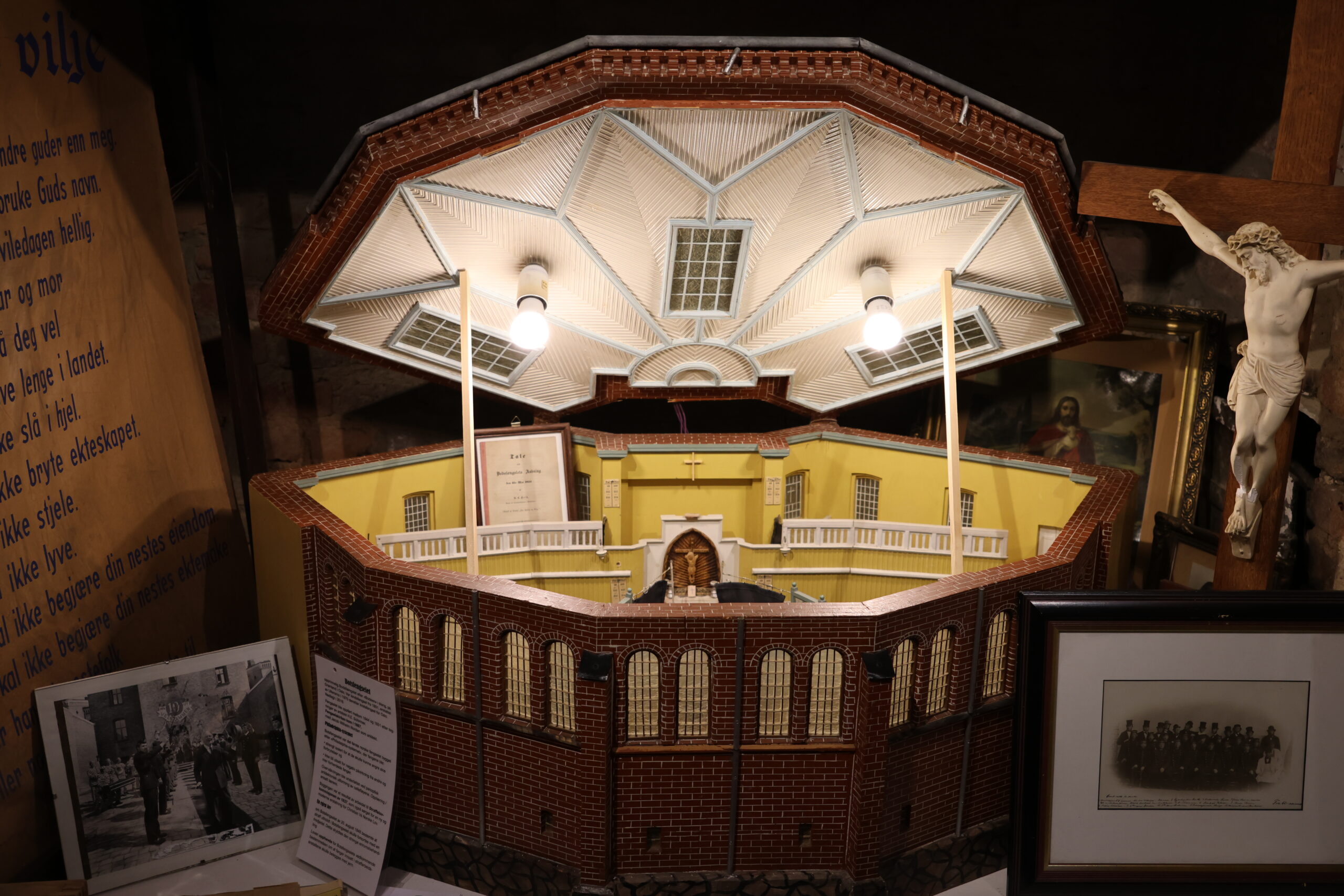 Mange av gjenstandene er fangearbeider, slik som denne tro kopien av kirken i det gamle Botsfengselet.Altertavlen som er modellert opp i kirkemodellen finnes også i full størrelse inne i fengselsmuseet.
