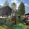 Auksjonarius Herdis Øiseth sørger for godt salg og god stemning.