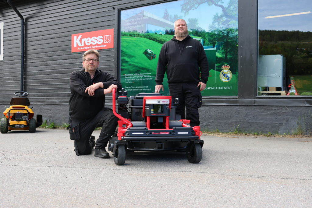 Kent Magnusson i Kongsvingerbedriften Spare AS og Lars Ove Klokkerengen fra leverandøren Kress Norge viser frem den helt nye gressklipperen for første gang i Norge.
