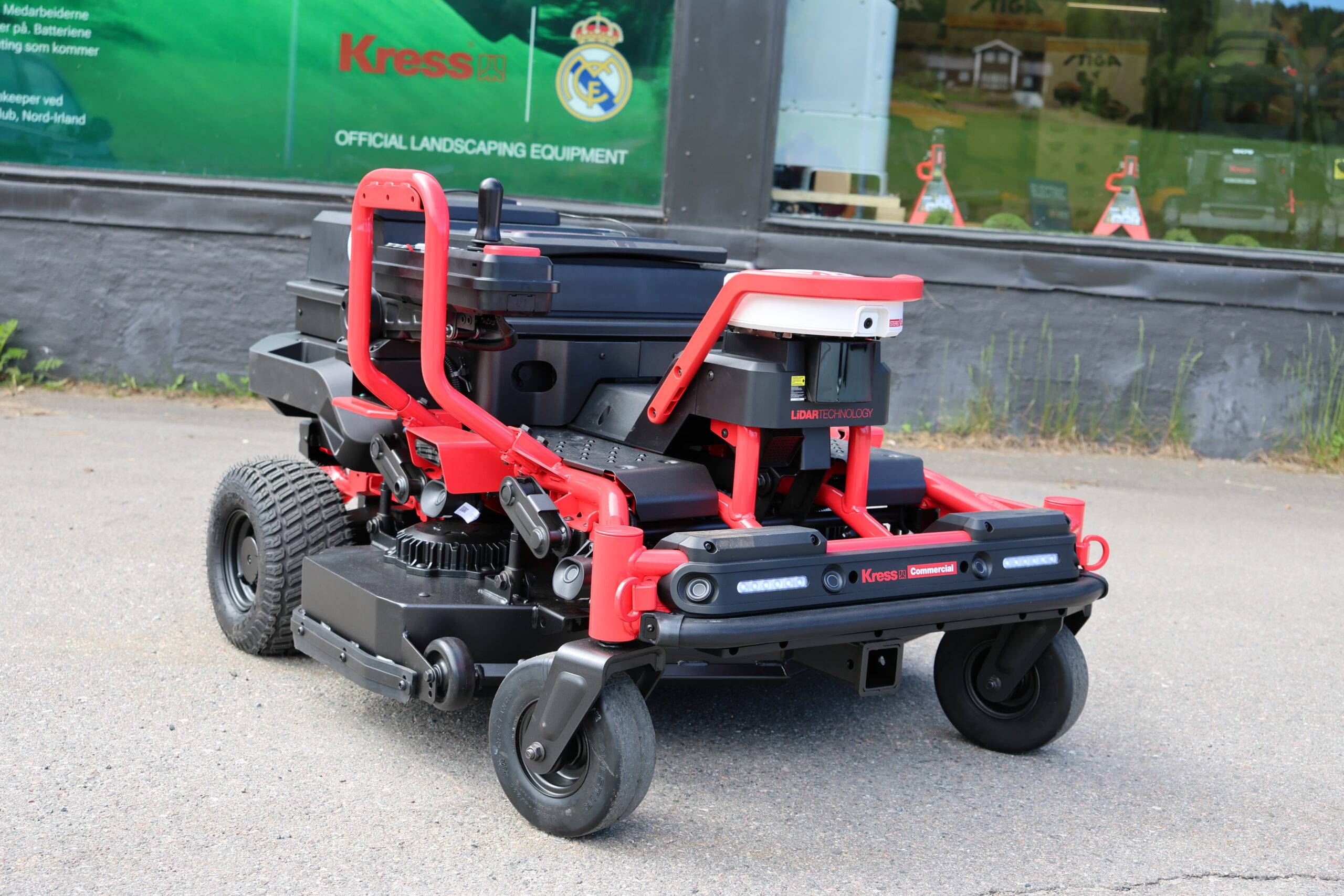 Den 350 kilo tunge robotgressklipperen koster like mye som en ny bil og er først og fremst tiltenkt proffmarkedet. Den er også utstyrt med sete og joystick og kan styres av en fører, foreksempel om man vil kartlegge nye områder på den måten.