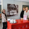 Toni Kvalø (f.v), Lill Lindseth, Jeanette Øverbye og Jon Opseth har vært i gang med innspurten før "Nye Bruktikken" åpner lørdag.På veggen mellom dem henger et bilde som er med på å illustrere Røde Kors sin lange historie i Kongsvinger.