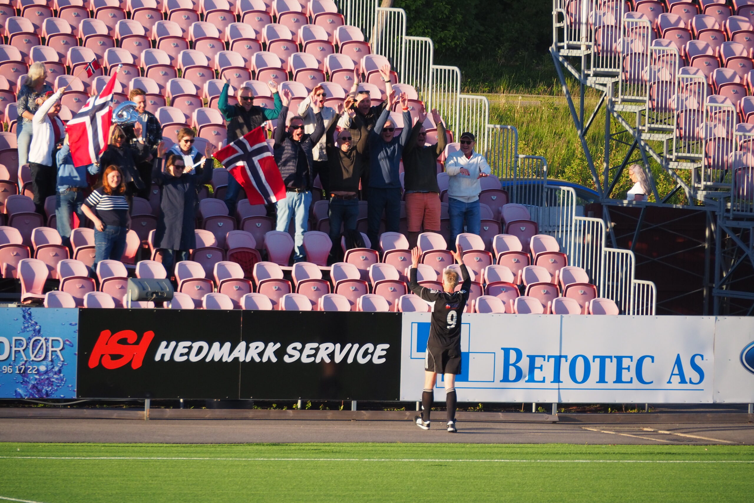 Steinar Roland blir hyllet av publikum på Gjemselund etter å ha blitt byttet inn i 6.divisjons-oppgjøret mellom Vinger FK og Kongsvinger.