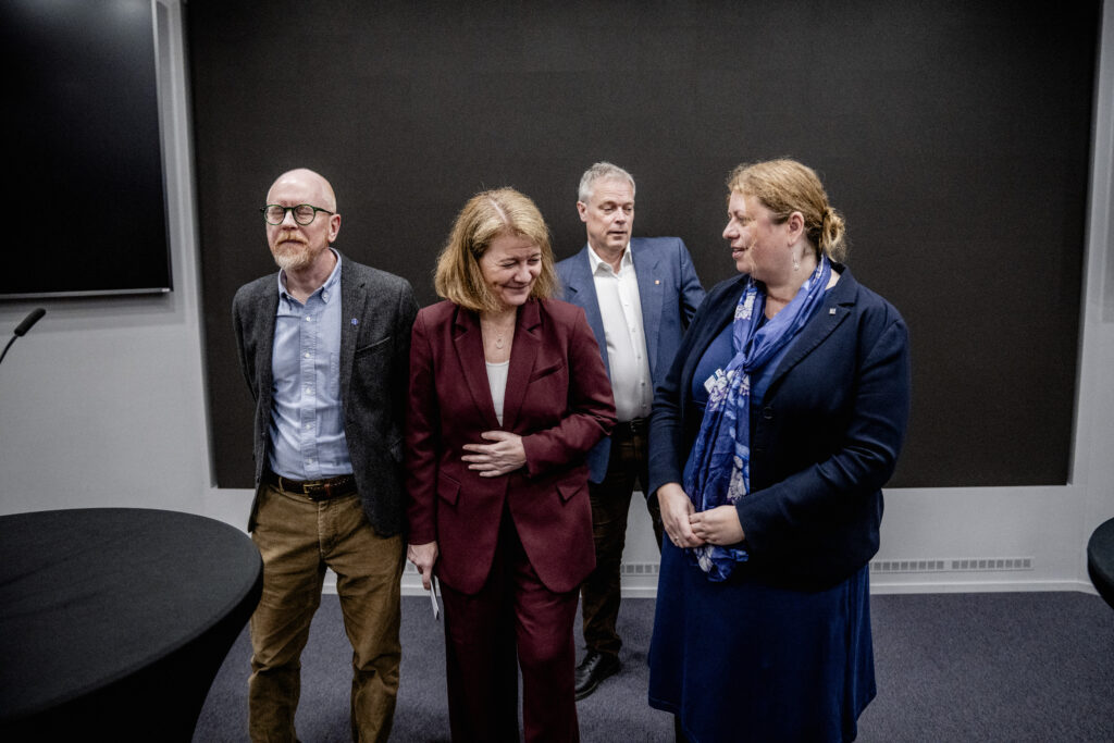 Partene i statsoppgjøret ble enige med arbeidsgiveren fredag. Her er nestleder i Akademikerne stat Christer Wiik Aram, statens personaldirektør Bente Kraugerud, leder i LO Stat Elisabeth Steen Onshus og leder i Unio stat Steinar Sæther under et pressemøte før oppgjøret startet.
