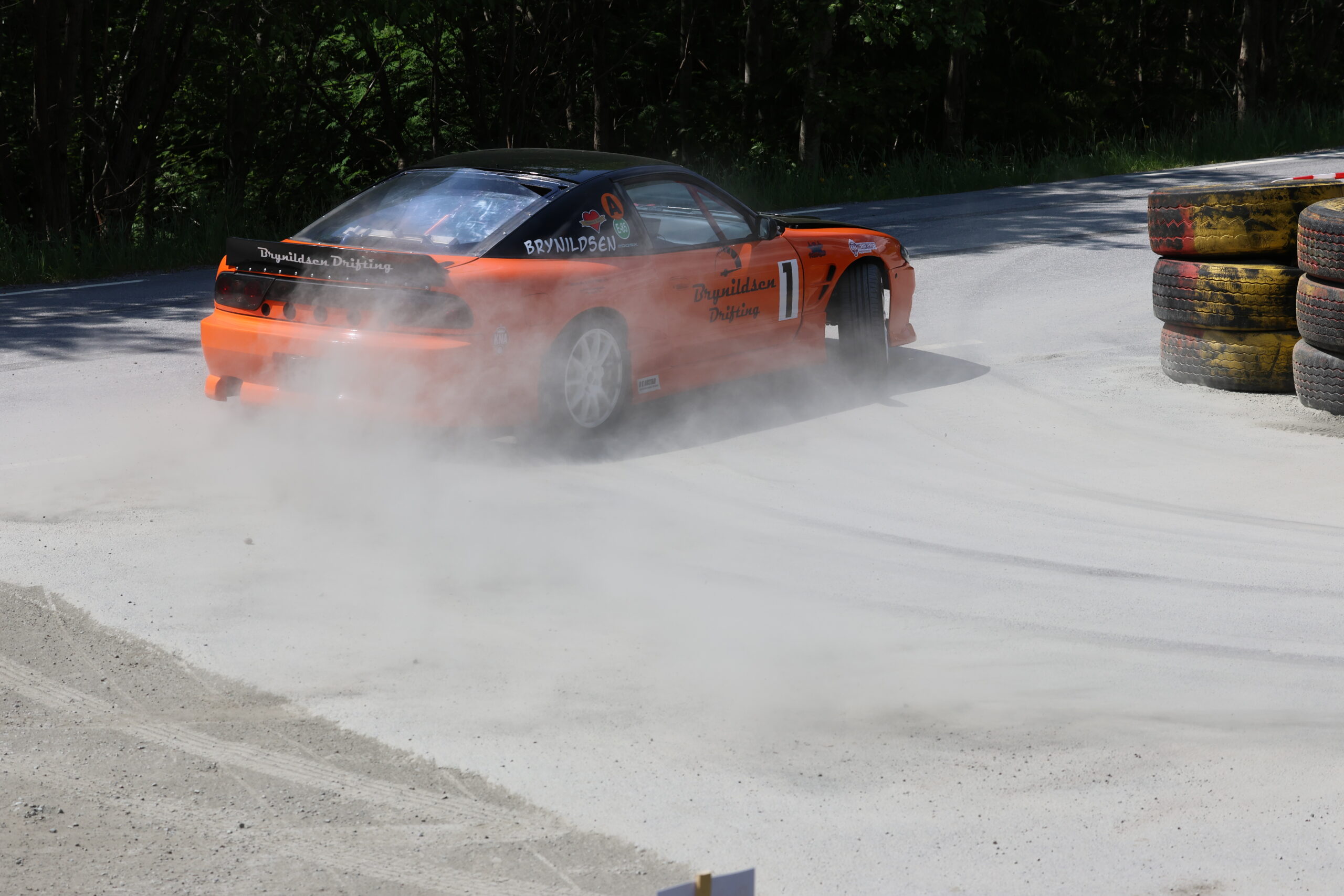 Festningsløpet 2026: Kent Roger Brynhildsen fra KNA Solør leverte et skikkelig show med sin driftingbil.