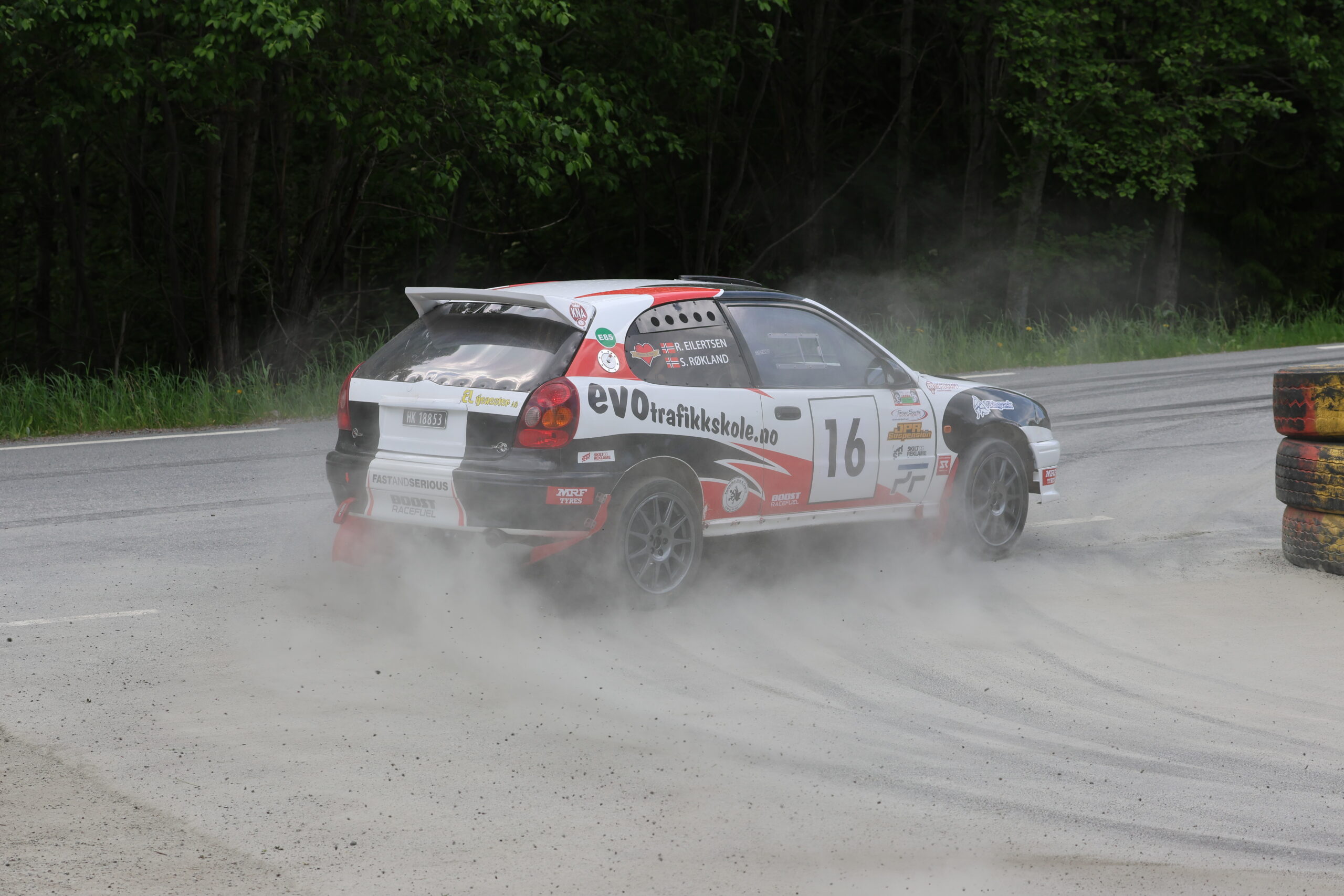 Steve Røkland i sin Toyota Corolla.