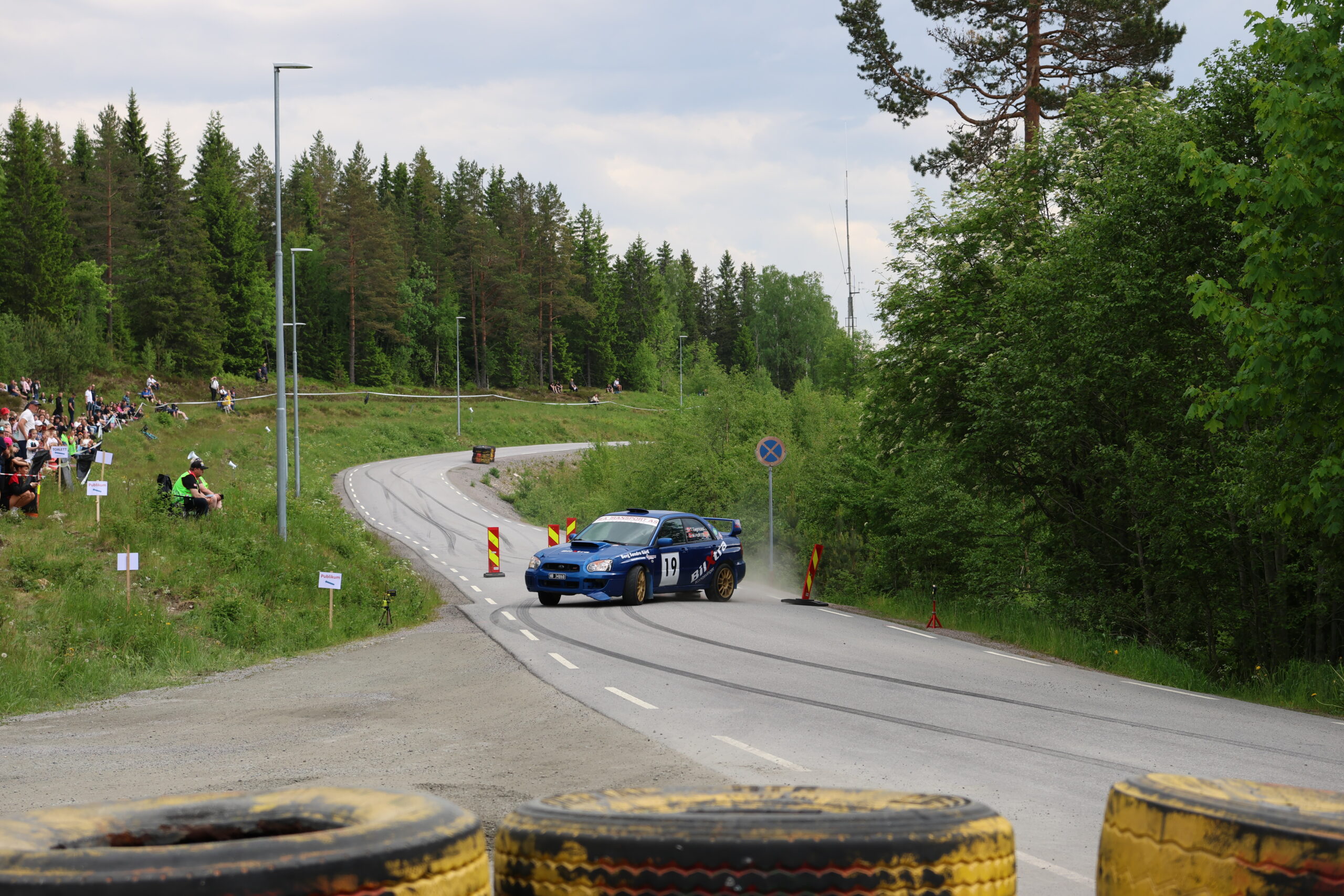 Tommy Sagmoen fra KNA Kongsvinger i sin Subaru Impreza WRX ble litt brei i sladden og plukket med seg flere kjegler på vei ut av sjikanen.