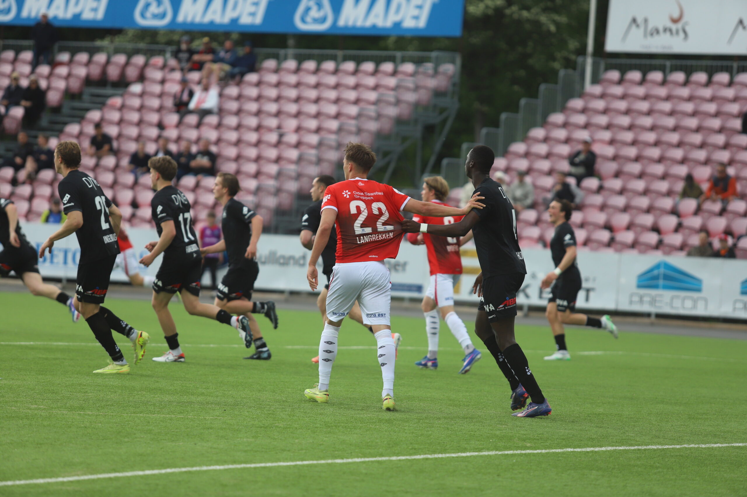 Ludvig Langrekken var oppgitt over Åsane-spillerne som til stadighet dro han i drakta så det sto ut som et seil.