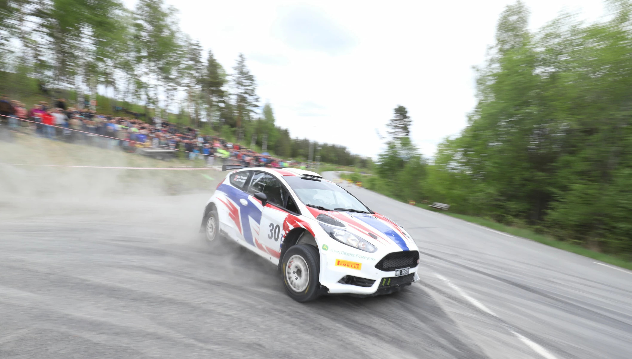 Det g&aring;r fort opp bakkene til Vard&aring;sen. Her gir lokale Lars Martin Stensb&oslash;l gass i Festningsl&oslash;pet 2022