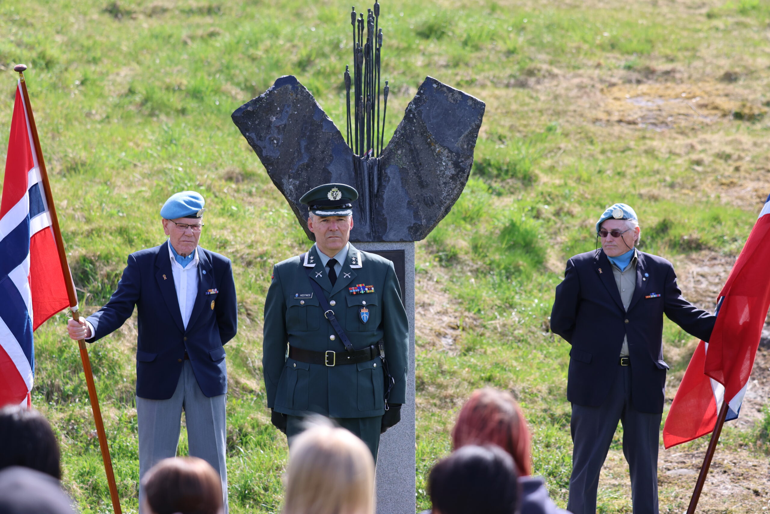 Festningskommandant Arnstein Hestnes &oslash;nsket velkommen.