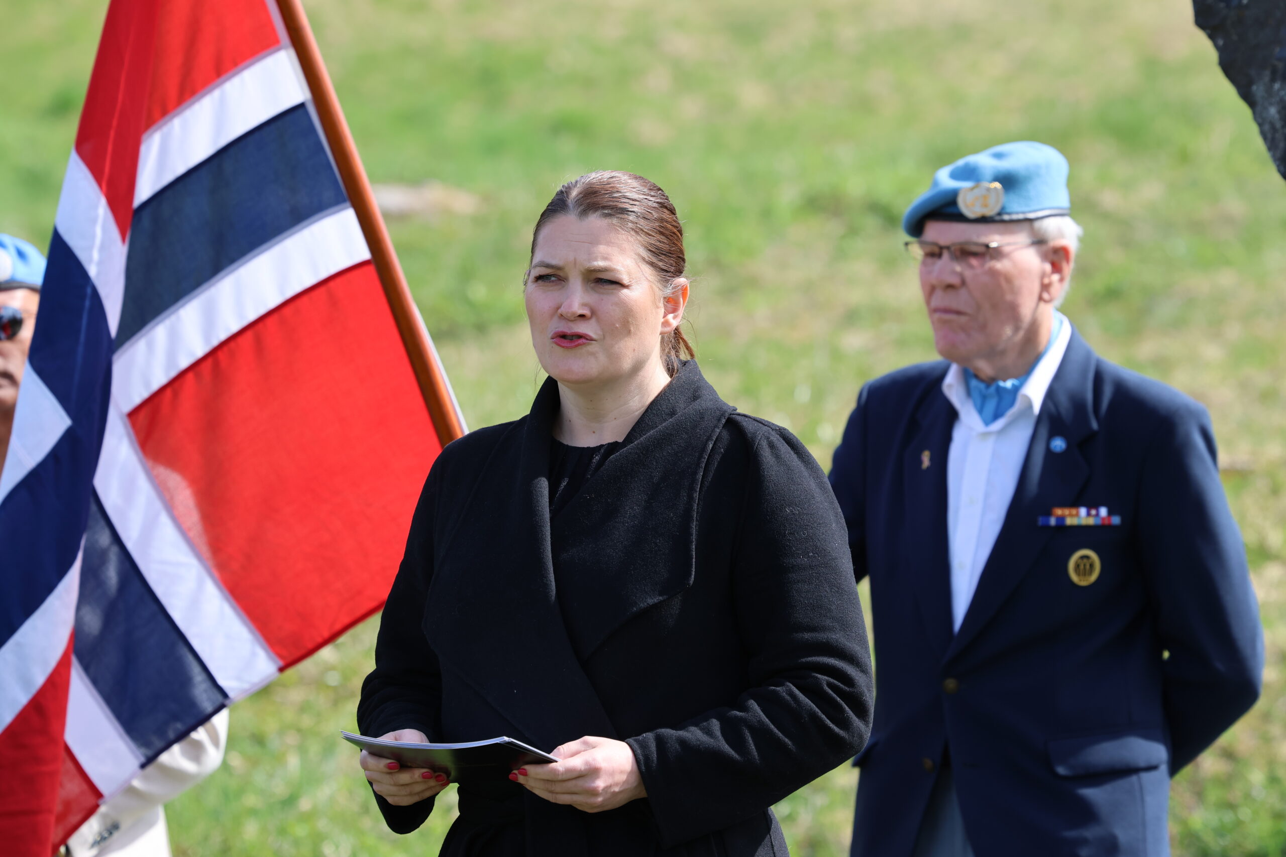 N&aelig;ringsministeren var innom lokale forhold og trakk blant andre frem den lokale motstandskvinnen Aslaud S&oslash;nsterud i sin tale.