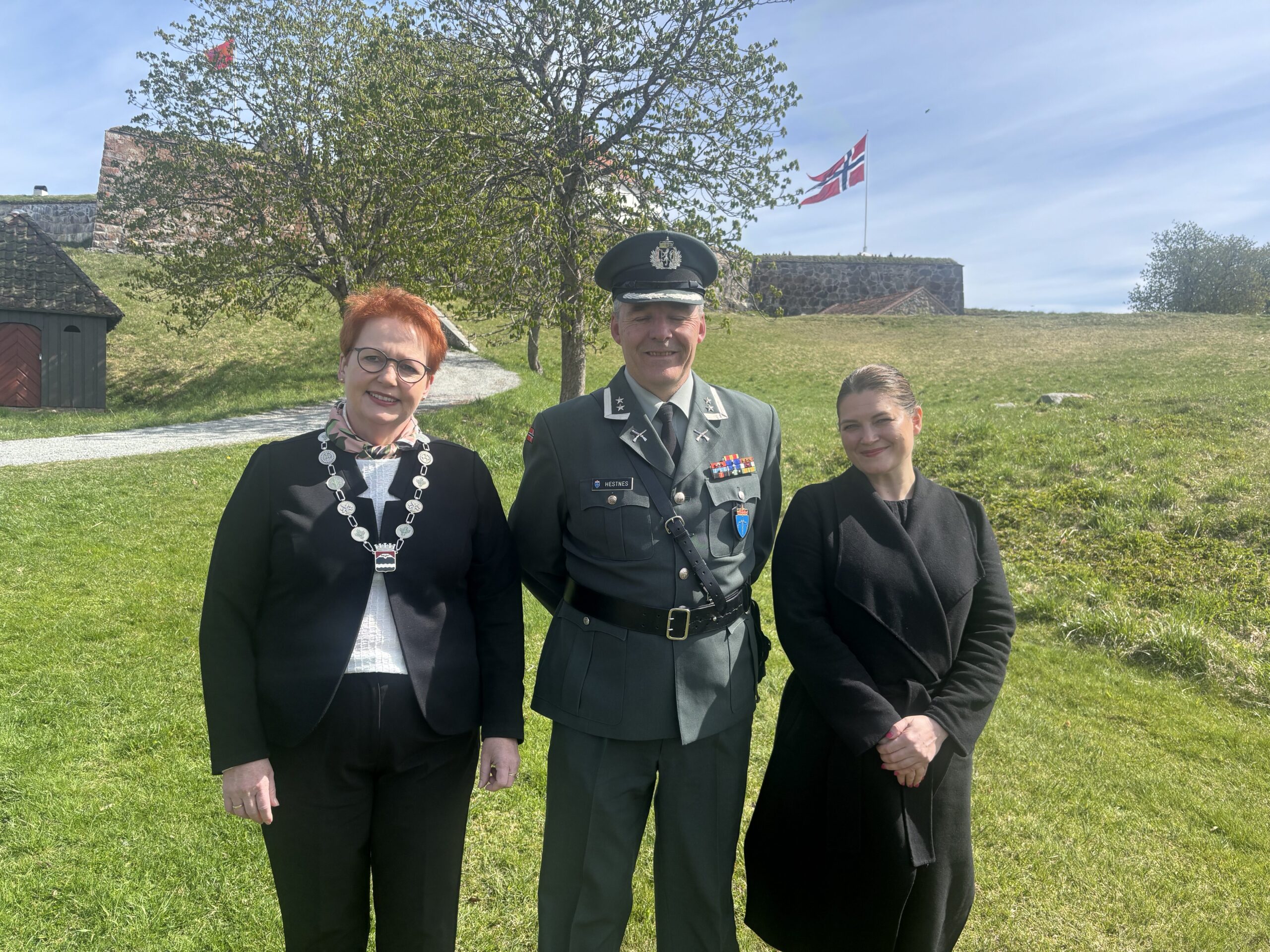 Ordf&oslash;rer Elin S&aring;heim Bj&oslash;rkli, festningskommandant Arnstein Hestnes og n&aelig;ringsminister Cecilie Myrseth p&aring; Kongsvinger festning.