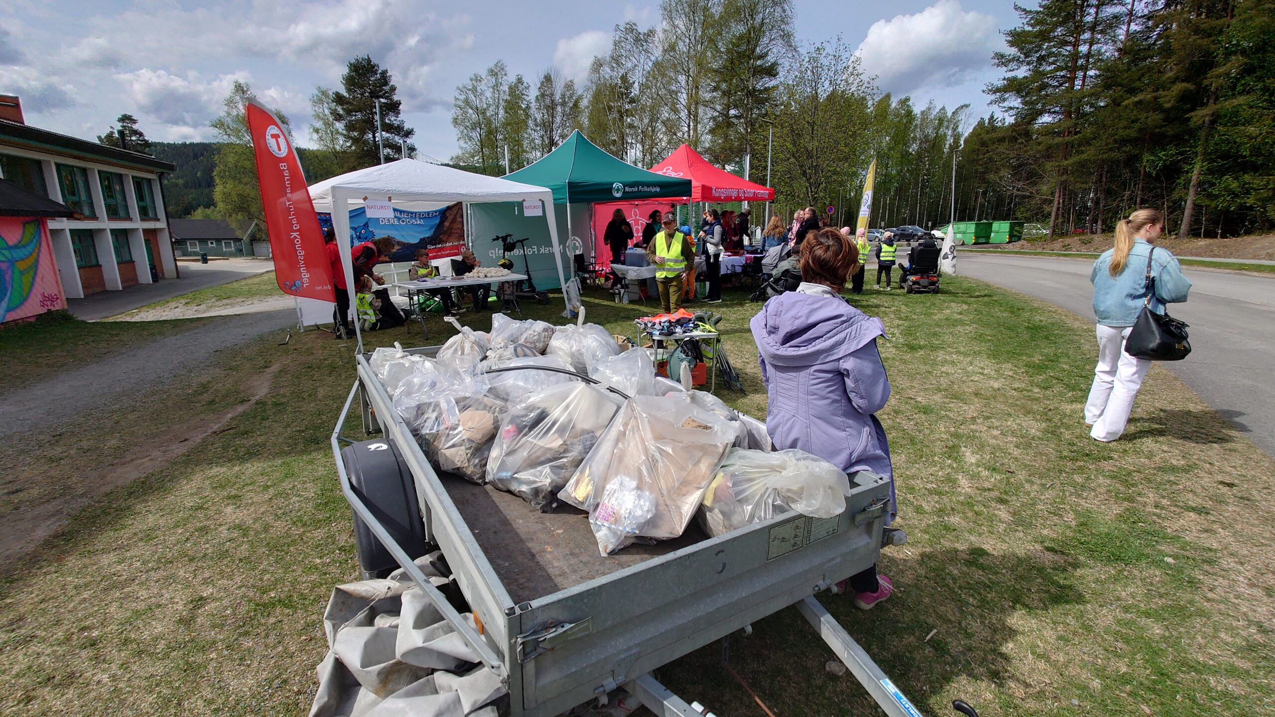 Det ble etter hvert mange sekker med s&oslash;ppel som ble plukket inn.