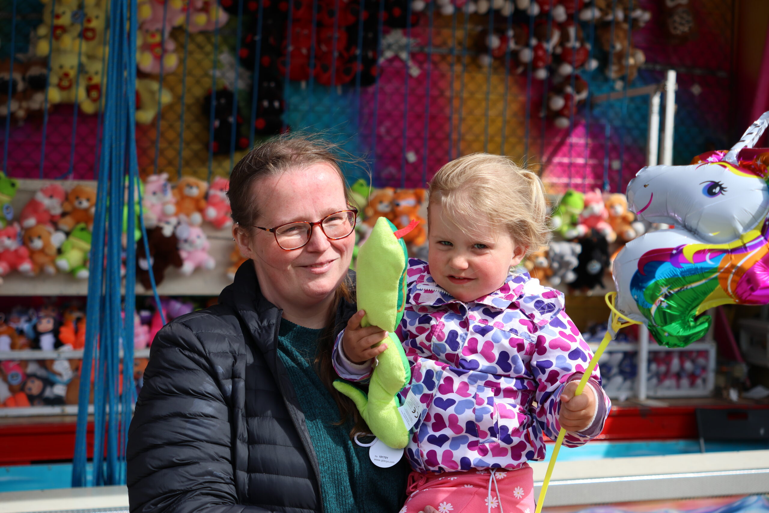 Lene Solli hadde med seg Thea Solli (2&aring;r) p&aring; marken. Thea hadde vunnet en bamse og kj&oslash;pt seg en ballong.