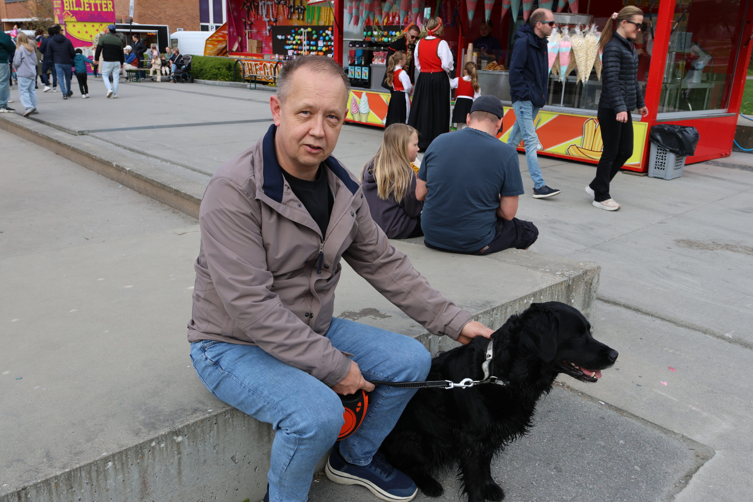 Tommy Arnesen og hunden Ronja. Tommy kunne fortelle at det var fast tradisjon &aring; ta med Ronja p&aring; marken for &aring; vinne en bamse som Ronja kunne b&aelig;re med seg hjem.