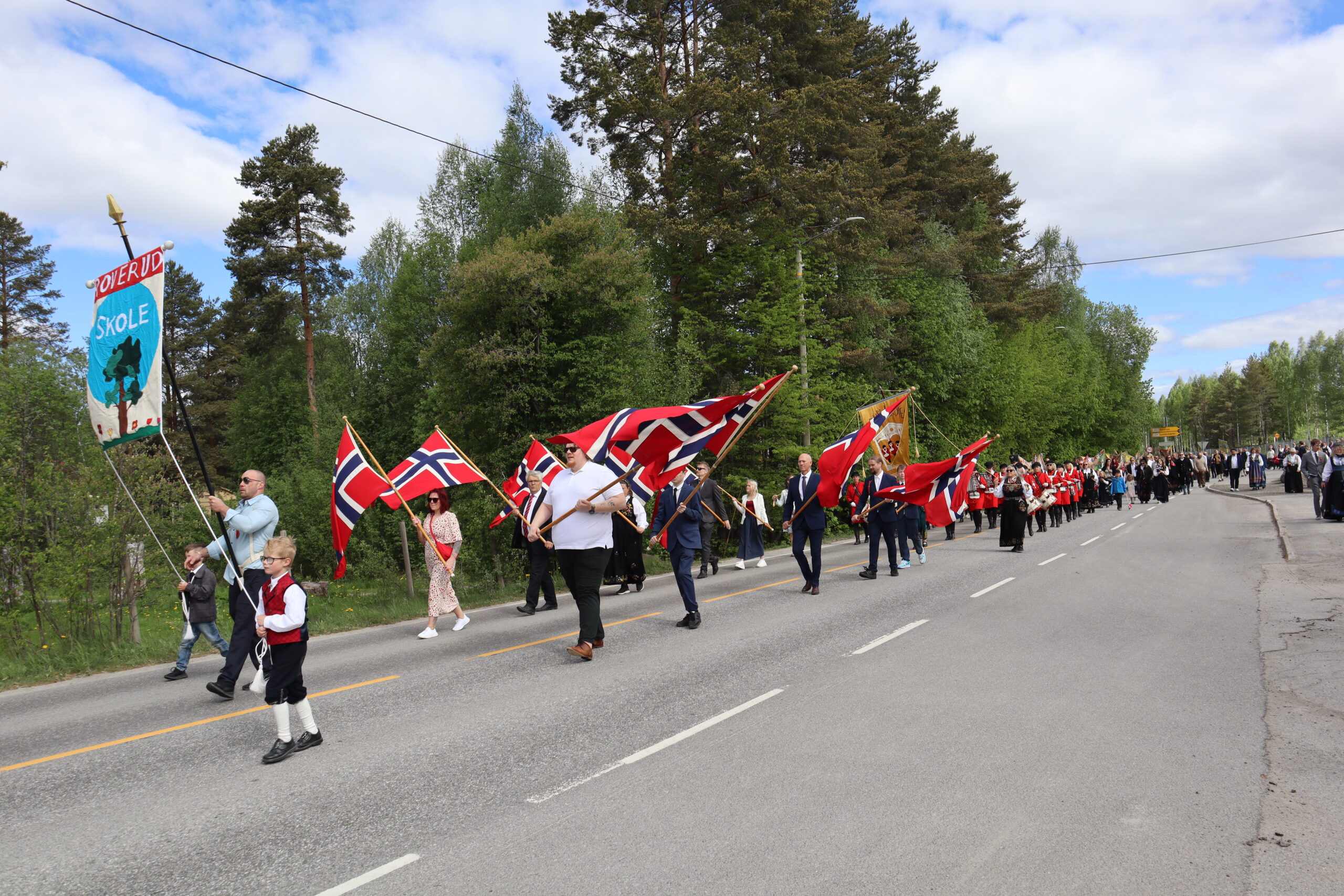 Tradisjonen tro s&aring; er det 17. mai tog gjennom gata p&aring; Roverud.