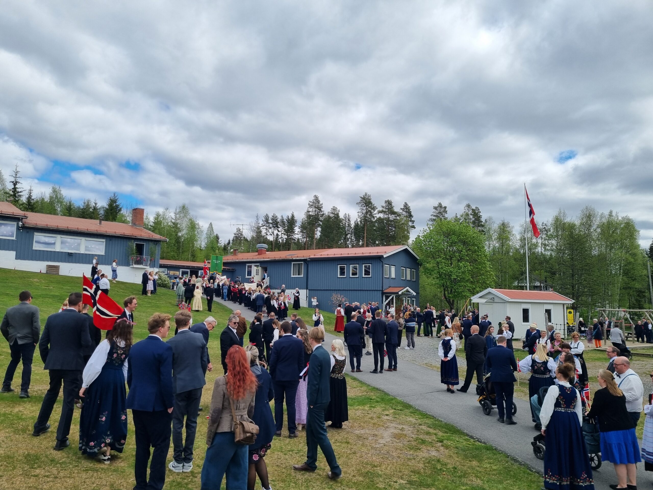 Etter 17. mai-toget m&oslash;tes alle p&aring; Finnskogen Montessoriskole.