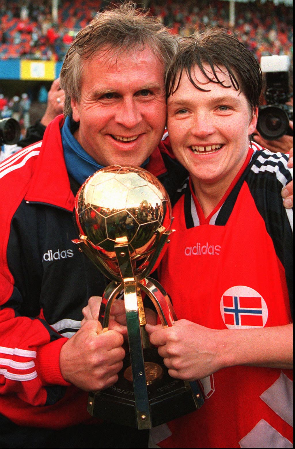 Hege Rise og Even Pellerud med pokalen. Fotball. VM. Kvinner.