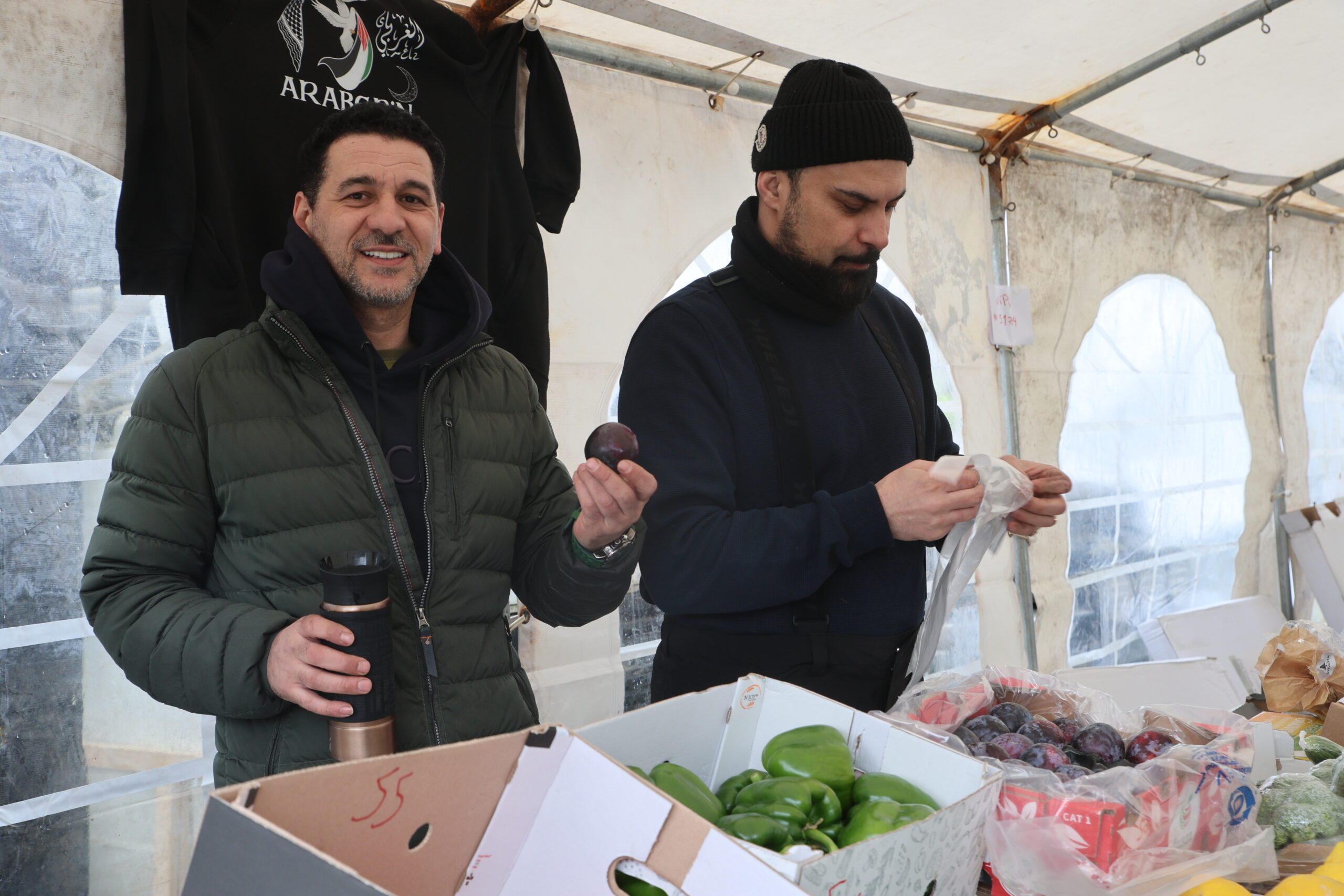 Mohammed og Navid var på plass fra den nyåpnede butikken Arabern hvor de blant annet solgte litt grønnsaker.