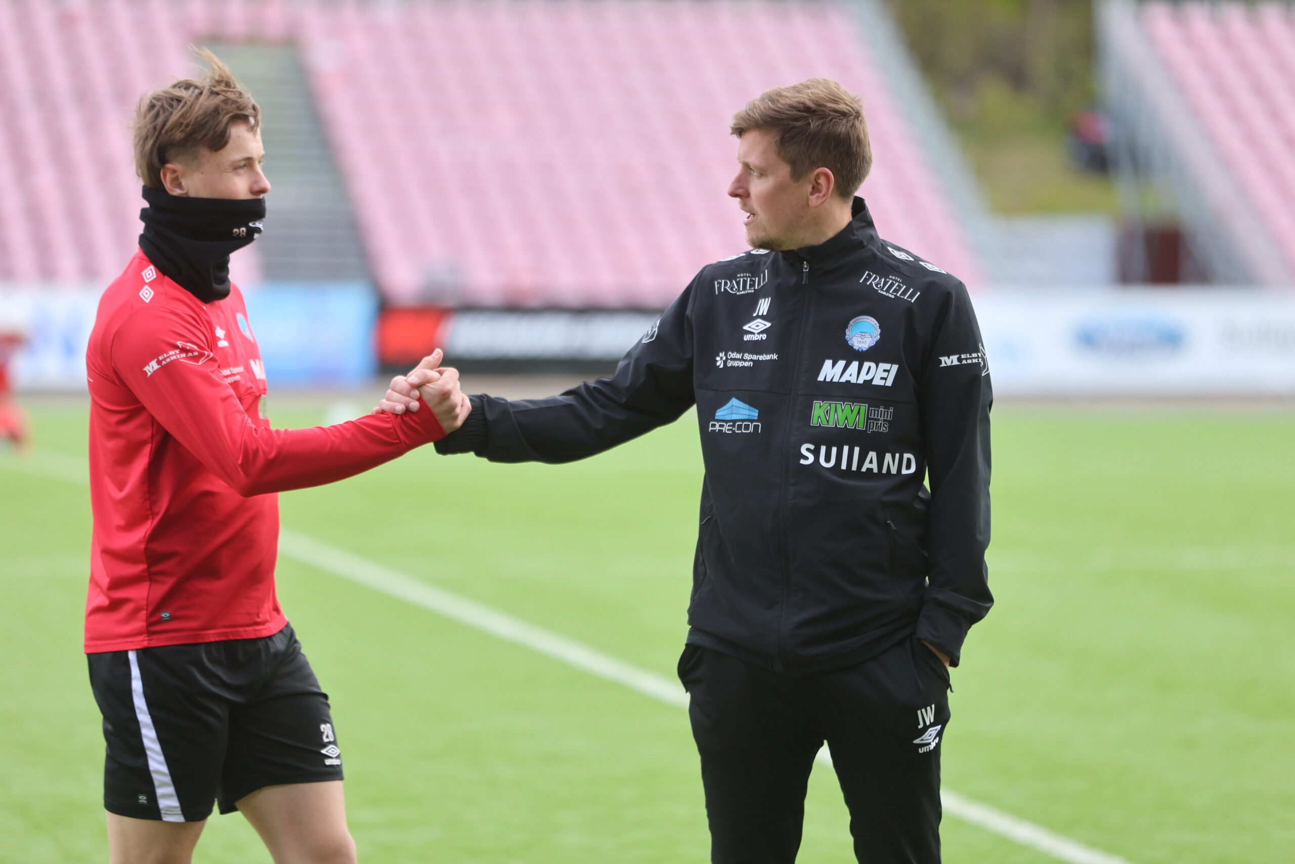 Johan Wennberg forteller om god stemning i laget, og også for han betyr det litt ekstra og være med på kamp på fotballens nasjonaldag.