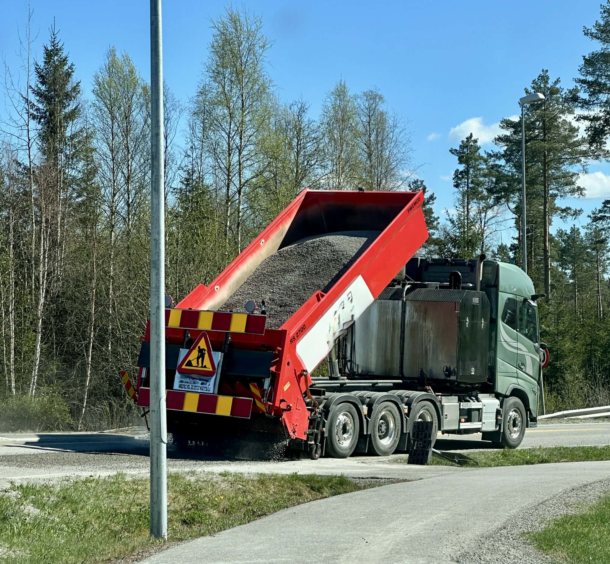 Massen som helles p&aring; vegen skal tette sprekker og krakelert asfalt.