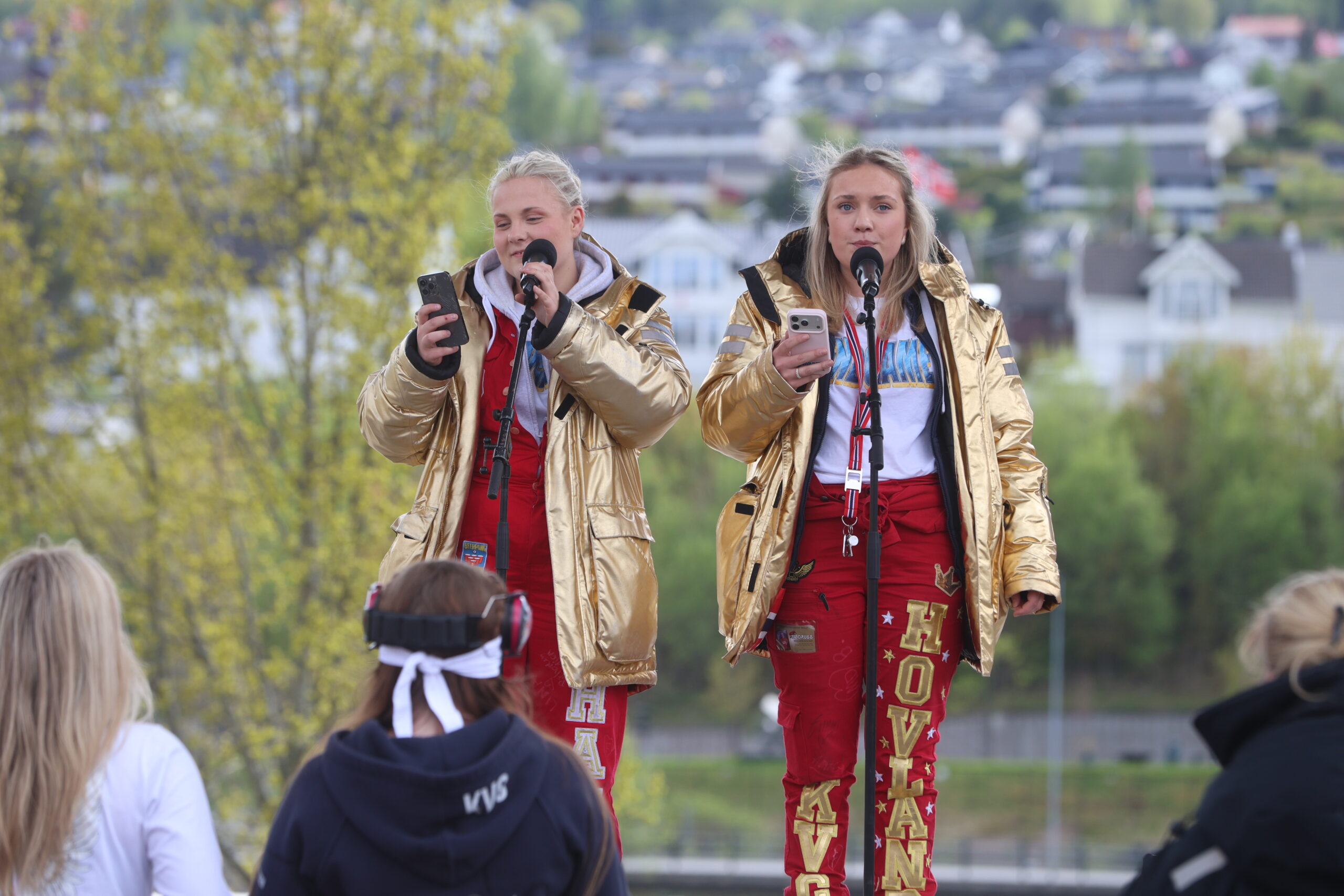 &ndash; Jeg er stolt over hvordan kullet m&oslash;ter motgang og m&aring;ten vi st&aring;r opp for hverandre, fortalte russepresidentene Greta Johansen og Mina Judin Hovland holdt tale p&aring; byscena.