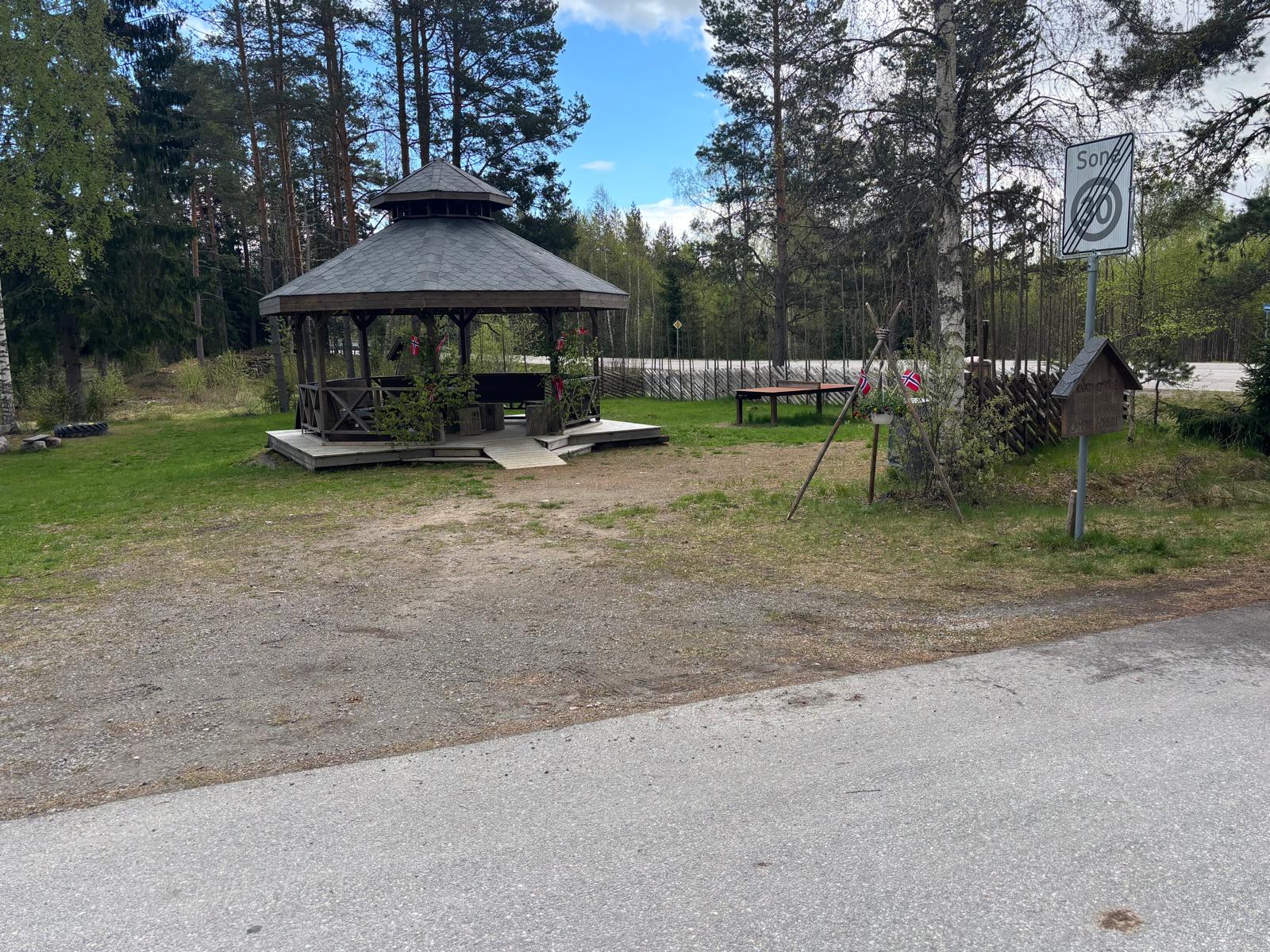 Paviljongen p&aring; Lunders&aelig;ter pyntet til 17.mai.
