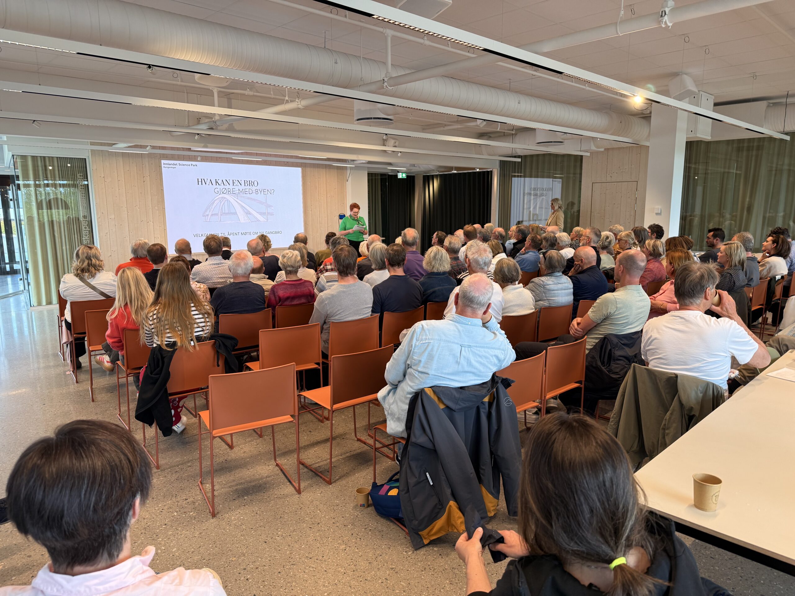 Over 150 personer m&oslash;tte opp da Science Park inviterte til &aring; h&oslash;re om mulighetene en ny bru over Glomma kan betyr for hele byen. Ordf&oslash;rer Elin S&aring;heim Bj&oslash;rkli &aring;pnet m&oslash;tet.