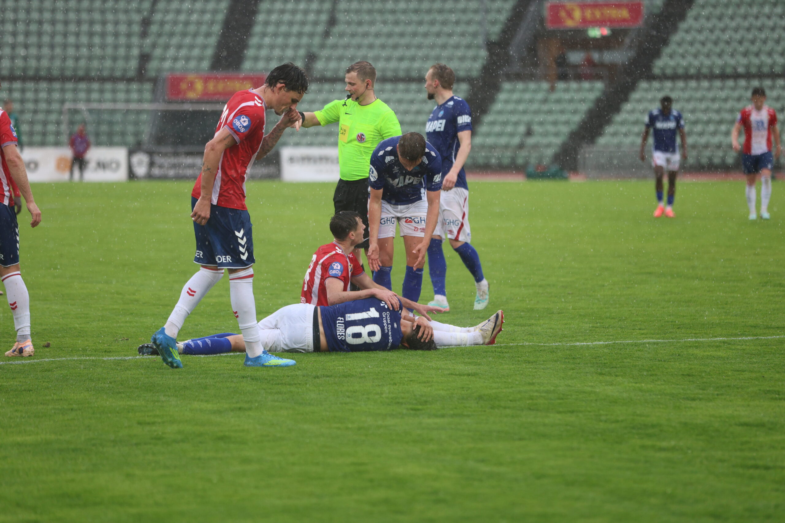 Markus Flores ble liggende litt etter duellen mot Lyn.